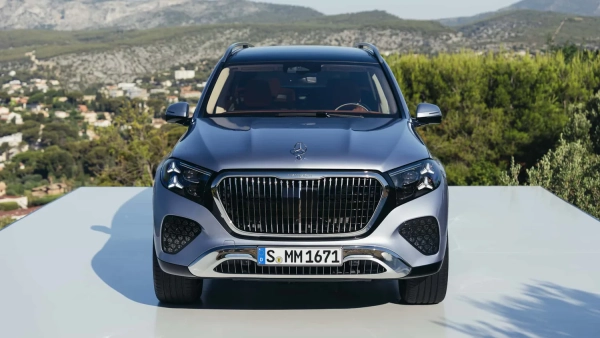 ЧАС НОВИН в Україні 22 Mercedes-Maybach GLS виходить на сцену з оновленим дизайном і вражаючою…