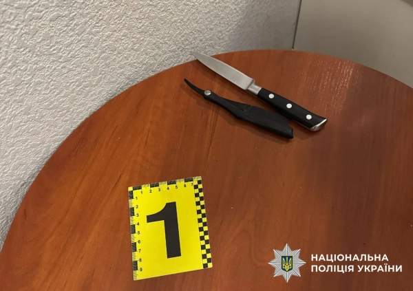 Чоловік порізав ножем сусіда по готелю через помилку доньки в Києві, його затримали 4