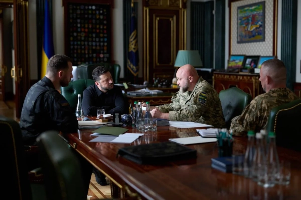 Зеленський провів подальші зустрічі з представниками Збройних сил, спілкуючись із Білецьким, Горбатюком та Драпатим. 14