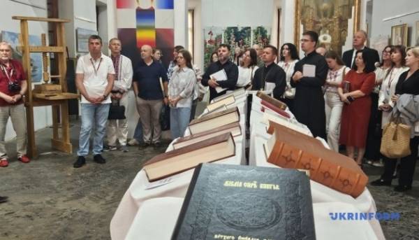 У Дубенському замку презентували пересувну виставку «Острозька реліквія 1581» 17 У Дубенському замку презентували пересувну виставку «Острозька реліквія 1581» 17