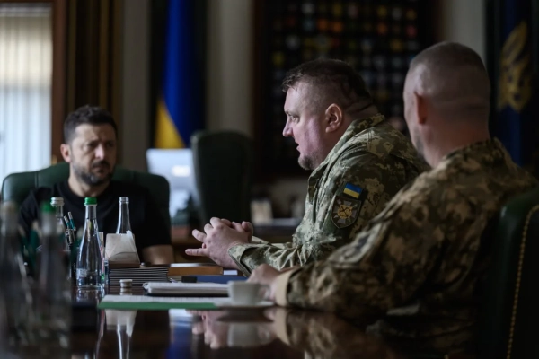 Володимир Зеленський зустрівся з командирами корпусів. Було обговорено потреби на передовій та забезпечення безпеки прикордонних зон. 12