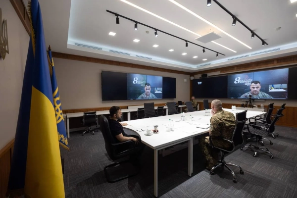 Зеленський провів нараду з командирами корпусів стосовно обстановки на фронті.