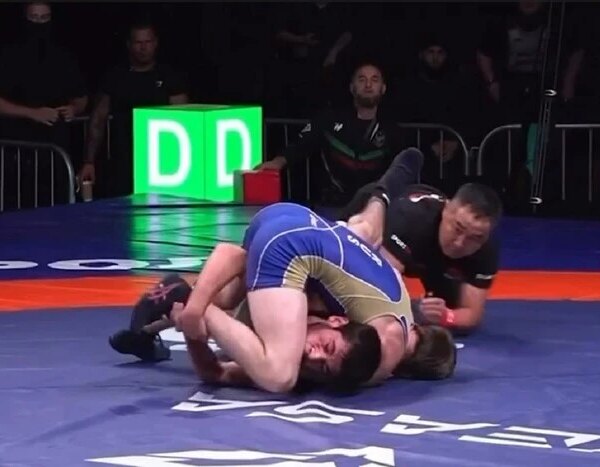 Російський борець під час поєдинку чемпіонату РФ вкусив суперника за ногу (відео)