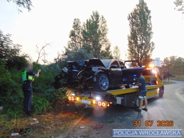Автомобіль Audi, в якому перебувало семеро нетверезих українців, потрапив у дорожньо-транспортну пригоду в Польщі; одна з пасажирок знаходилася у багажному відділенні. 6 Автомобіль Audi, в якому перебувало семеро нетверезих українців, потрапив у дорожньо-транспортну пригоду в Польщі; одна з пасажирок знаходилася у багажному відділенні. 4