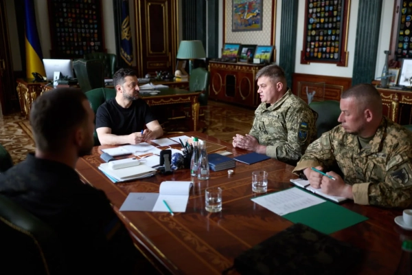 Володимир Зеленський зустрівся з командирами корпусів. Було обговорено потреби на передовій та забезпечення безпеки прикордонних зон. 19