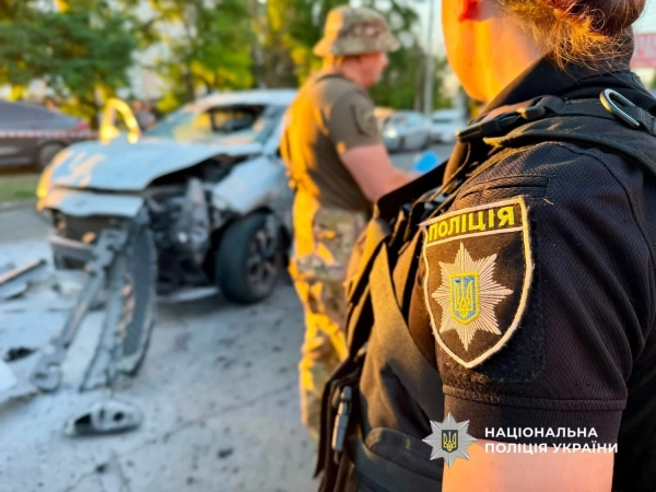 Поліція повідомляє: В Одесі це вже другий випадок за день, коли вибухнув автомобіль; водій загинув одразу, пасажирка отримала травми. 5 Поліція повідомляє: В Одесі це вже другий випадок за день, коли вибухнув автомобіль; водій загинув одразу, пасажирка отримала травми. 3