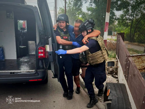 Троє рятувальників зазнали поранень через удар на Дніпропетровщині.