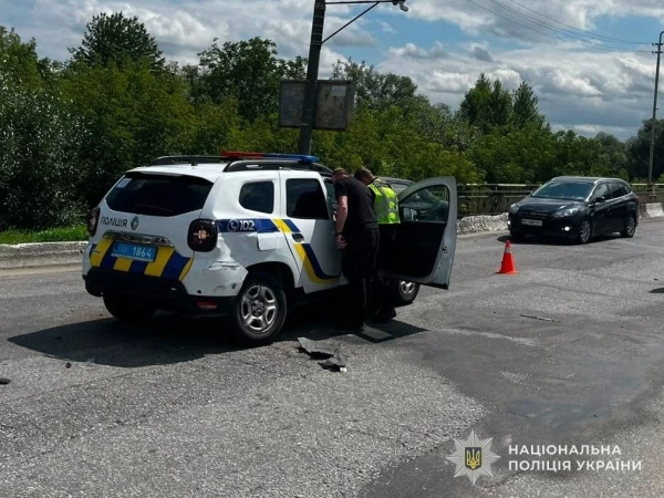 ЧАС НОВИН в Україні 21 На Львівщині водій позашляховика під час втечі після звірки даних…