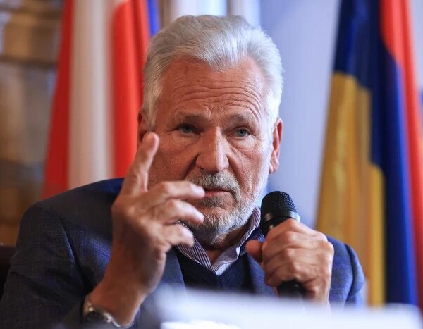 Колишній глава польської держави, враховуючи скандал з нагородами, звернувся до політичних діячів.