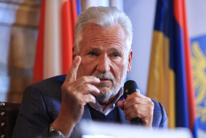 Колишній глава польської держави, враховуючи скандал з нагородами, звернувся до політичних діячів. 15 Колишній глава польської держави, враховуючи скандал з нагородами, звернувся до політичних діячів. 12