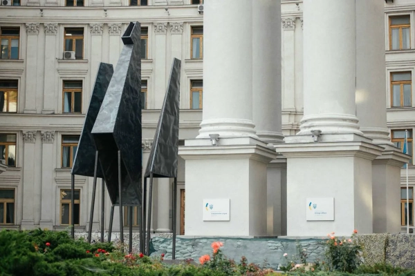 Перед Міністерством закордонних справ у Києві з'явився восьмиметровий сталевий "Фенікс", фото 14