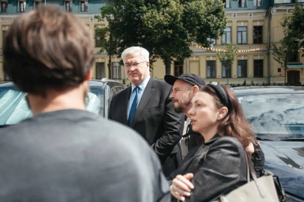 Перед Міністерством закордонних справ у Києві з'явився восьмиметровий сталевий "Фенікс", фото 11