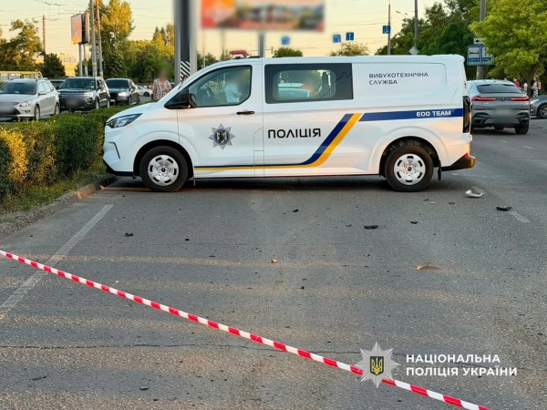 Поліція повідомляє: В Одесі це вже другий випадок за день, коли вибухнув автомобіль; водій загинув одразу, пасажирка отримала травми. 6 Поліція повідомляє: В Одесі це вже другий випадок за день, коли вибухнув автомобіль; водій загинув одразу, пасажирка отримала травми. 4