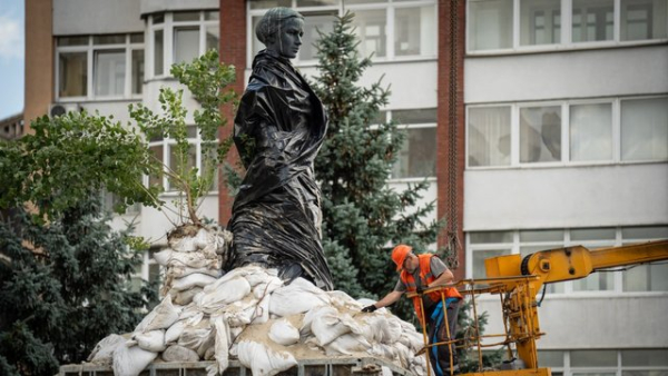 У столиці розпочали зняття захисних споруд біля монумента Лесі Українці