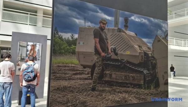 У Гаазі відкрилася фотовиставка Говарда Баффета про незламність українців 13