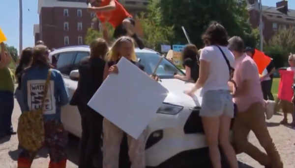 На голову уряду канадської провінції напали мітингувальники 9 На голову уряду канадської провінції напали мітингувальники 6