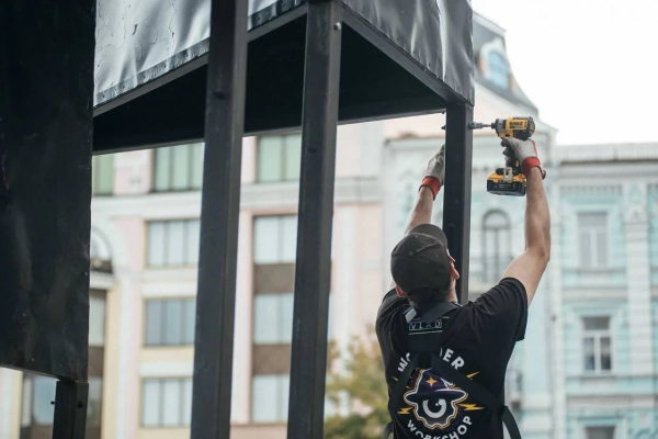 Перед Міністерством закордонних справ у Києві з'явився восьмиметровий сталевий "Фенікс", фото 9