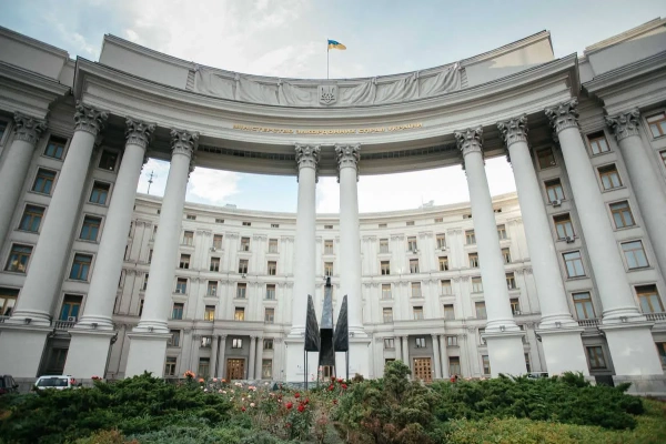 Перед Міністерством закордонних справ у Києві з'явився восьмиметровий сталевий "Фенікс", фото 13