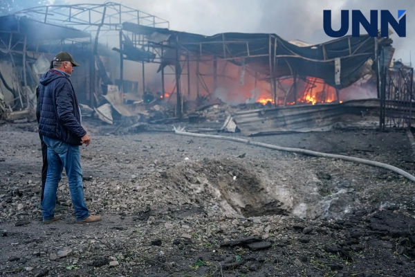 У столиці ринкову площу знищено вогнем після нападу росіян, є жертви та потерпілі. 21 У столиці ринкову площу знищено вогнем після нападу росіян, є жертви та потерпілі. 19