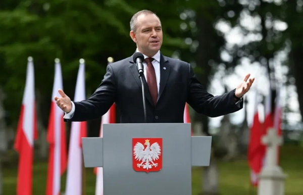 Президент Польщі Анджей Дуда прагне законодавчо заборонити червоно-чорний прапор УПА