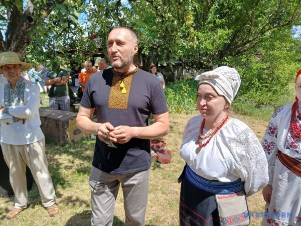 «Зажинки»: перші зібрані з поля колоски відклали на різдвяний дідух 25