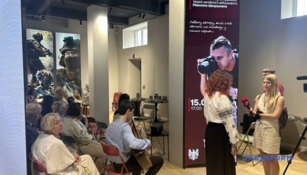 У Чернівцях презентували книгу загиблого на війні телеоператора Максима Шварцмана 7 У Чернівцях презентували книгу загиблого на війні телеоператора Максима Шварцмана 7