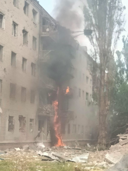 Повідомляється, що 10 мешканців Слов’янська зазнали поранень через авіаційний удар, за даними обласної військової адміністрації.