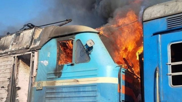 Запоріжжя: Поранено провідницю після нападу російського дрона на поїзд, повідомляє Міністерство відновлення.