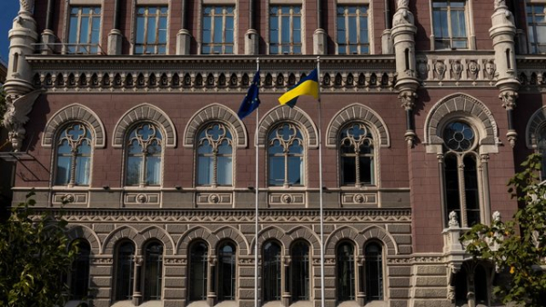 Національний банк України вносить зміни до операційного дизайну своєї процентної політики. З 7 серпня тримісячні депозитні сертифікати будуть пропонуватися через тендери. 2 НБУ модернізує опердизайн процентної політики: 3-міс. депосертифікати з 7 серпня розміщуватимуться на тендерах