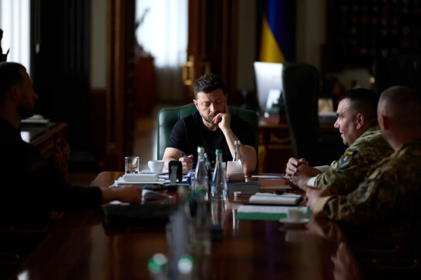 Володимир Зеленський зустрівся з командирами корпусів. Було обговорено потреби на передовій та забезпечення безпеки прикордонних зон. 16