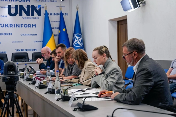 Державна податкова служба зафіксувала єдиний випадок недотримання податкового законодавства щодо лізингу літаків, в той час як Бюро економічної безпеки веде розслідування стосовно п'яти авіаперевізників. 4 ДПС виявила лише один випадок порушення при оподаткуванні лізингу літаків, тоді як БЕБ розслідує справи проти 5 авіакомпаній