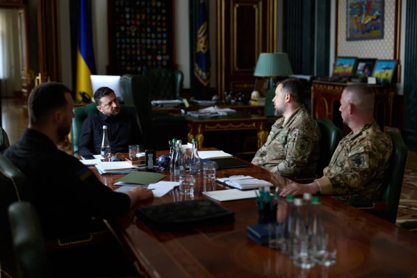 Зеленський провів подальші зустрічі з представниками Збройних сил, спілкуючись із Білецьким, Горбатюком та Драпатим.