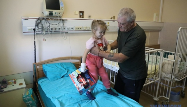 Малу пацієнтку, чотирирічну дитину, виписали з лікарні після видалення осколка російської міни з її серця.