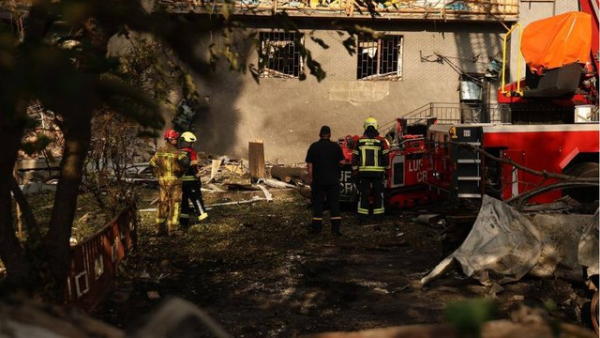 Кількість жертв російського удару по Києву сягнула 15, ДСНС повідомляє про продовження робіт з усунення наслідків.