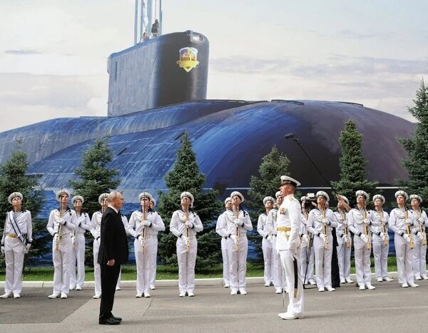 Плакат із підводним човном замість кораблів: як відбувся основний морський парад Росії (фото, відео)
