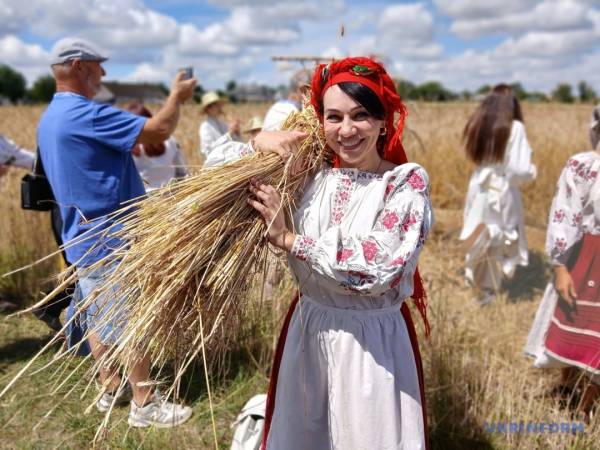 «Зажинки»: перші зібрані з поля колоски відклали на різдвяний дідух 22
