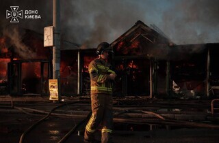 Атака на Київ: пожежа охопила ринок, є постраждалі 8