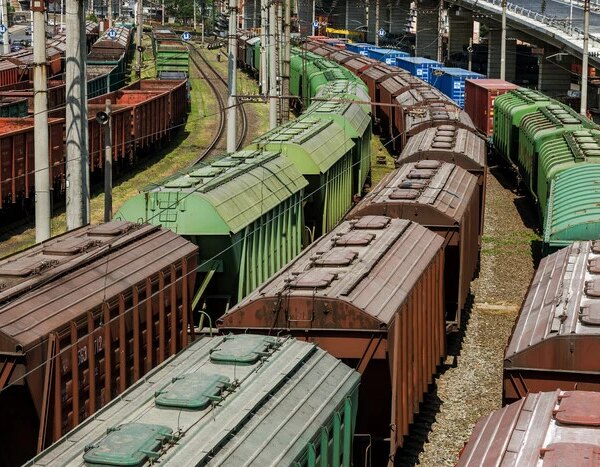 Укрзалізниця підвищує тарифи, стискаючи промисловців і аграріїв