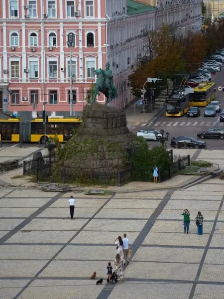 Зняли захист із пам'ятника Богдану Хмельницькому на Софійській площі 8 Зняли захист із пам'ятника Богдану Хмельницькому на Софійській площі 8