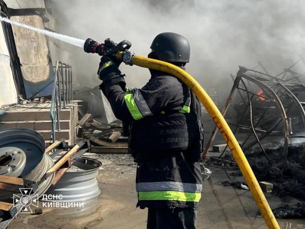 Вибухи спричинили багатогодинну детонацію: моторошні кадри наслідків 6