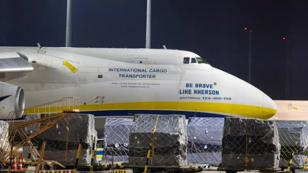 Літак з боєприпасами для України, що приземлився в аеропорту Лейпцига, став мішенню для дрона зі вибухівкою, як повідомляє МВС Німеччини.