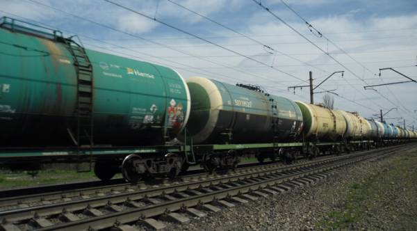 Залізниця скоротила експорт олії майже вдвічі