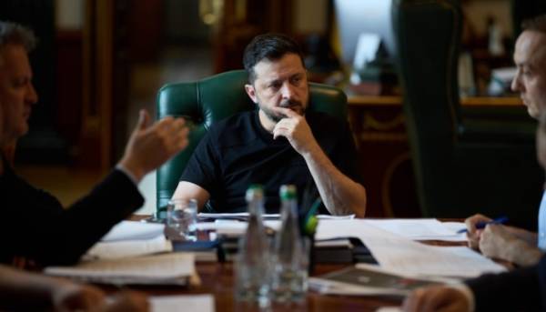 Зеленський доручив підготувати «спеціальну санкційну операцію» проти Росії 13