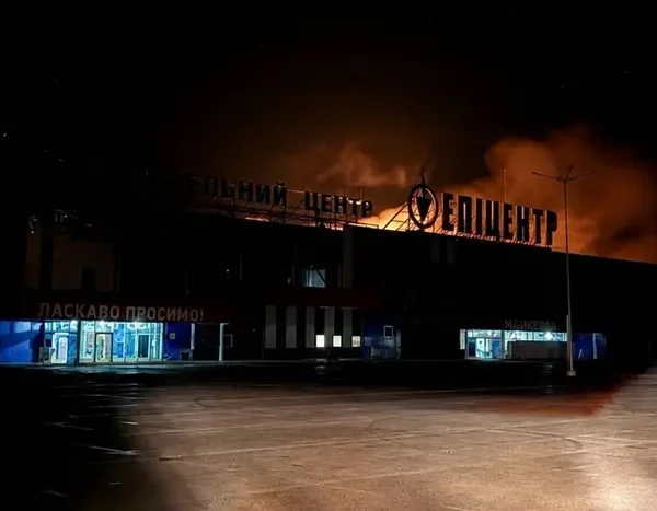 Російські ракети вдарили по торговельному центру та підприємству в Запоріжжі