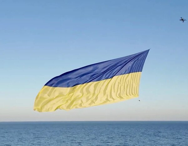 Дрон здійняв 12-метровий прапор над Чорним морем