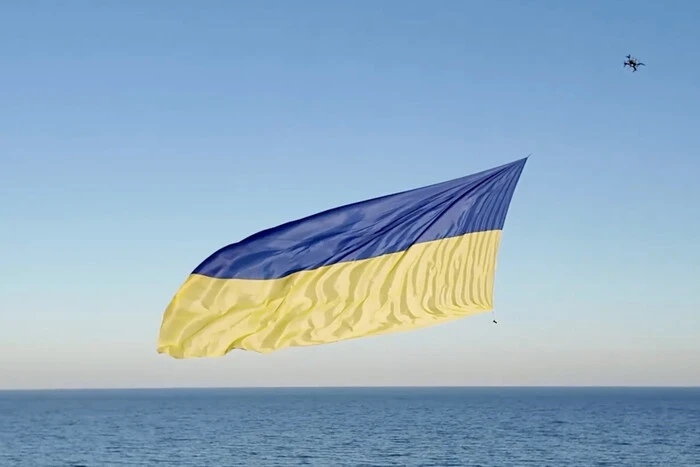 Дрон підняв 12-метровий прапор України над Чорним морем (відео)