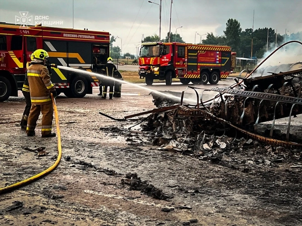 Повітря на Київщині стало гіршим після російських обстрілів, що спричинили пожежі; для боротьби з вогнем залучили літаки. 17