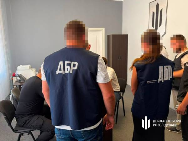 ДБР підозрює двох начальників ТЦК на Волині в "паперовій мобілізації" 4 ДБР підозрює двох начальників ТЦК на Волині в "паперовій мобілізації" 2