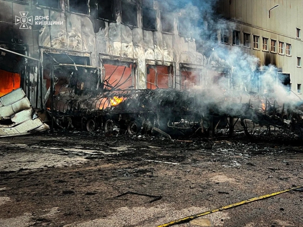 Повітря на Київщині стало гіршим після російських обстрілів, що спричинили пожежі; для боротьби з вогнем залучили літаки. 18