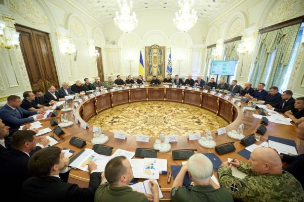 Є відставання в частині міст і регіонів: Зеленський провів засідання РНБО щодо планів стійкості 6